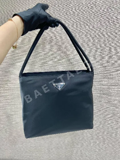 프라다 나일론 미디엄 토트백 66697