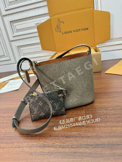 루이비통 다이아몬드 패턴 가죽 가방 M25544