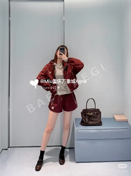 미우미우 버건디 후드 재킷 반바지 세트 97241