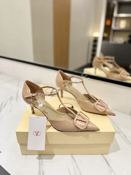 발렌티노 V로고 라인스톤 버클 샌들 134673
