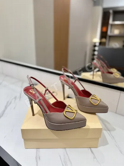 발렌티노 V버클 뾰족토 초하이힐 샌들 134635
