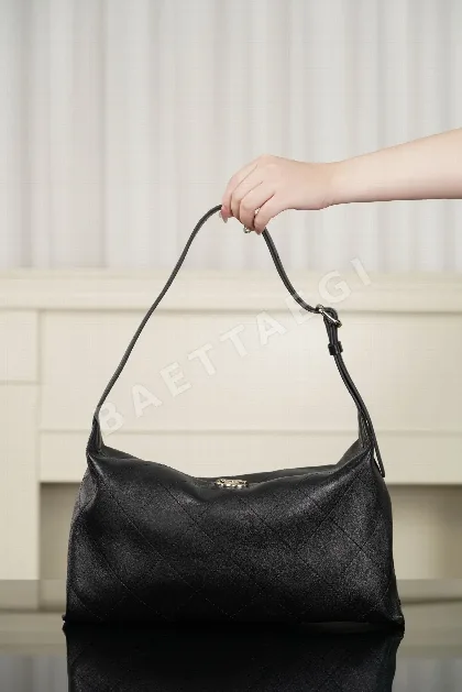 CHANEL 샤넬 맥시 호보 백 AS6140