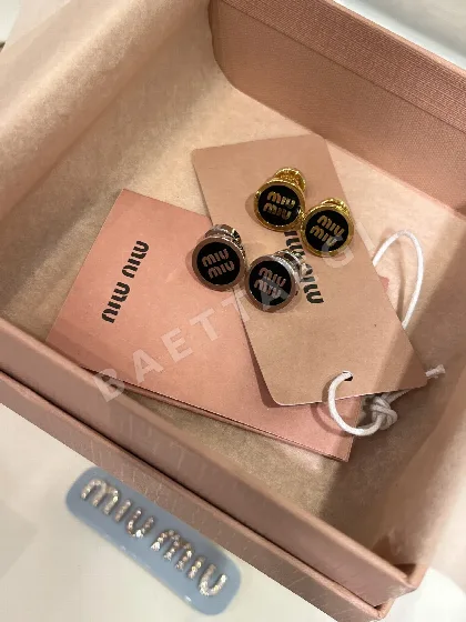 미우미우 블랙 에나멜 금속 버튼 귀걸이 135673