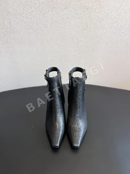 지미추 뾰족코 블랙 앵클부츠 8029