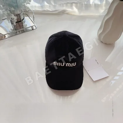 미우미우 벨벳 로고 자수 캡 79431