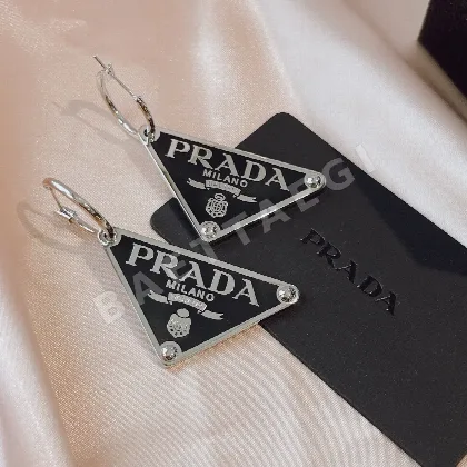 프라다 삼각형 귀걸이 71502
