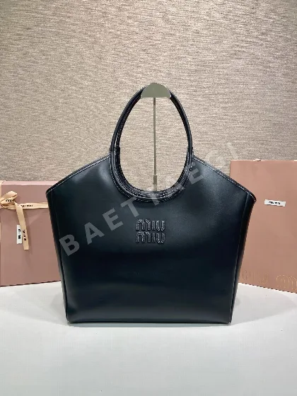 미우미우 모노그램 로고 가죽 토트백 5BG276