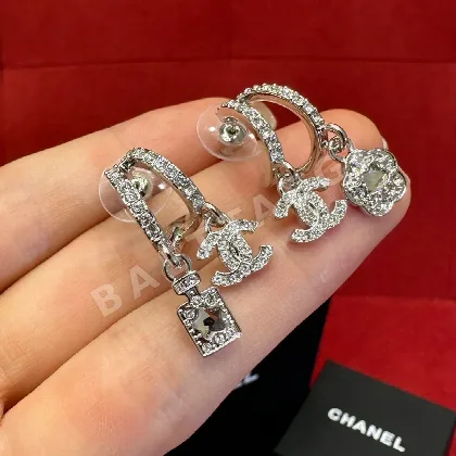 샤넬 더블 C 카멜리아 비대칭 더블 후프 귀걸이 178084