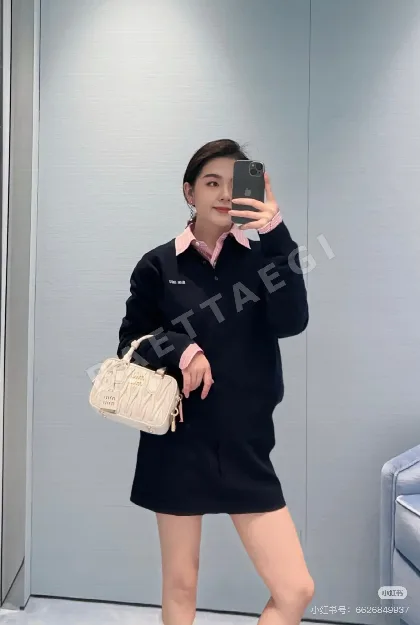 미우미우 마이크로 로고 자수 컬러 블록 긴팔 폴로셔츠