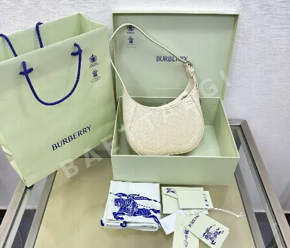 버버리 B자형 체크 펜던트 송아지가죽 숄더백 40020