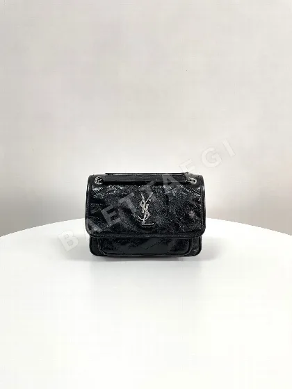 생로랑 니키 주름 카프스킨 가방 633185