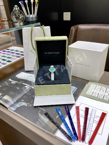 반클리프 아펠 스위트 알함브라 쿼츠 다이아 골드 오닉스 자개 여성 시계 레플리카 44958 Van Cleef & Arpels